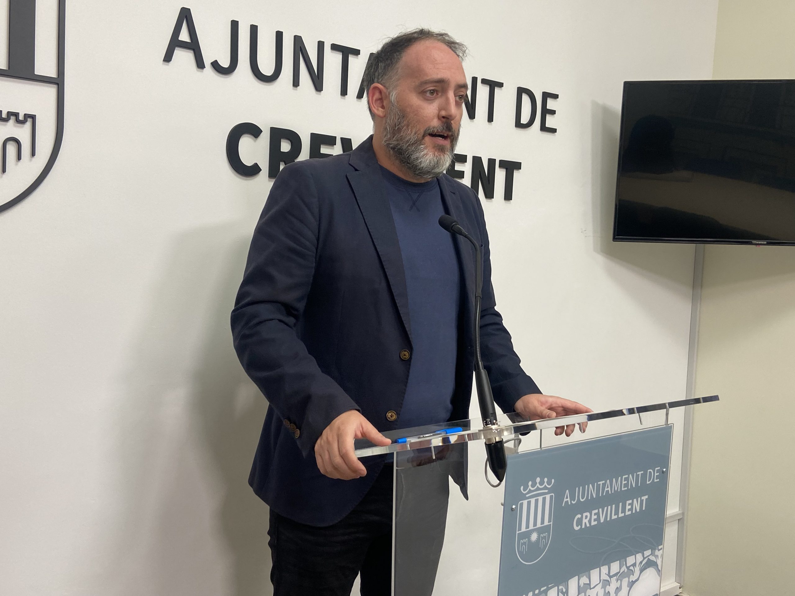 Josep Candela, regidor d'Acord per Guanyar, en la sala de premsa de l'Ajuntament de Crevilent