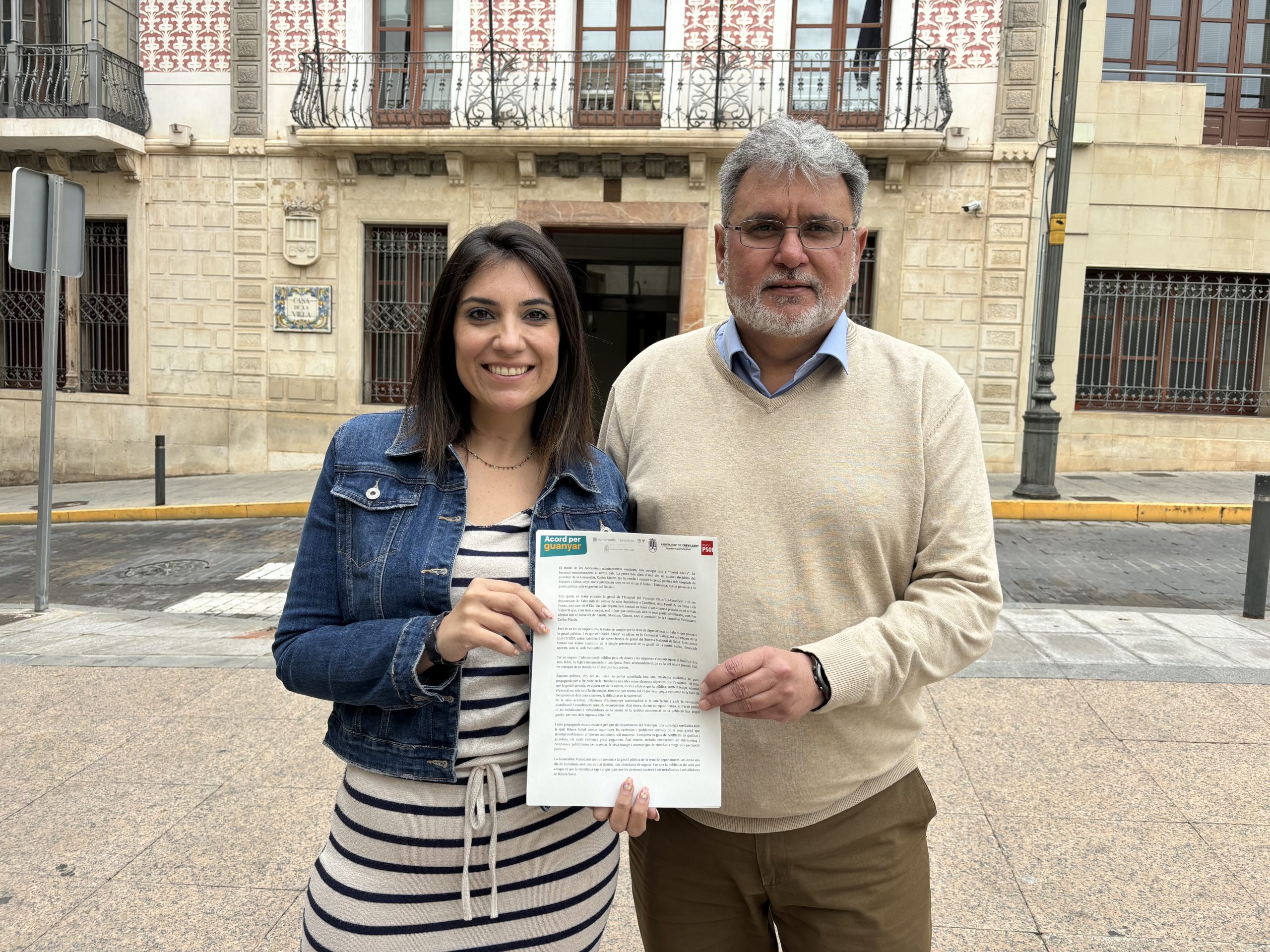 Virginia Moriel, portaveu de Compromís i Acord per Guanyar, i Manuel Penalva, portaveu del PSOE de Crevillent